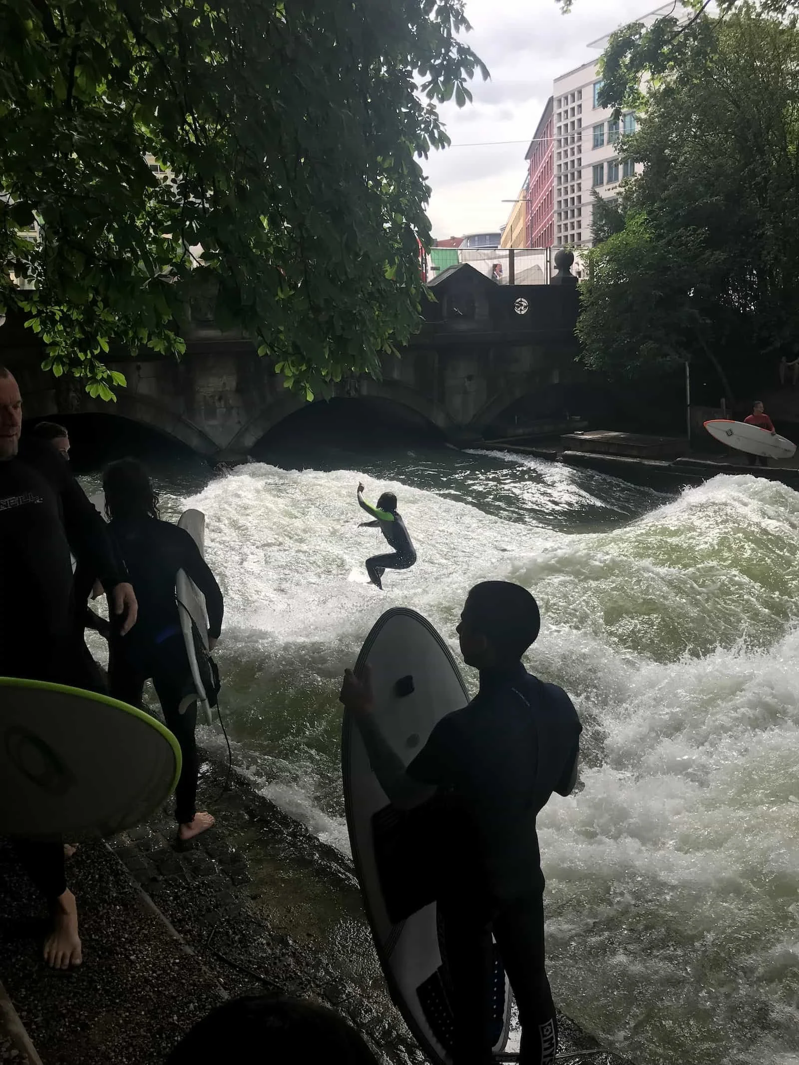 2 days in munich eisbachwelle surfers