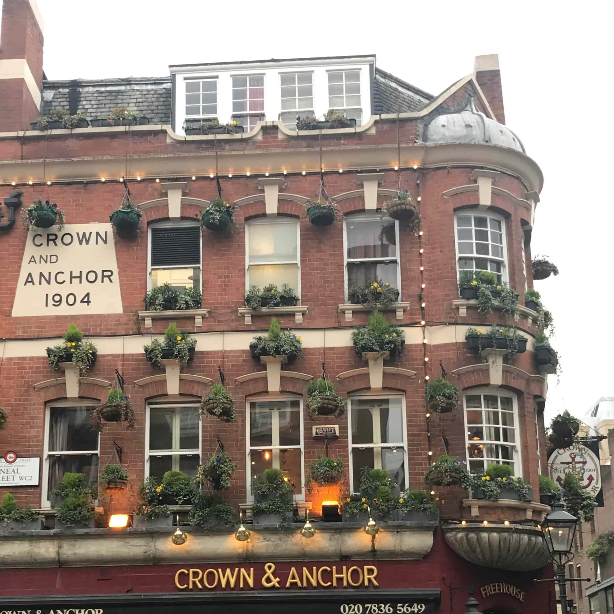 2 week europe itinerary london pub (1)