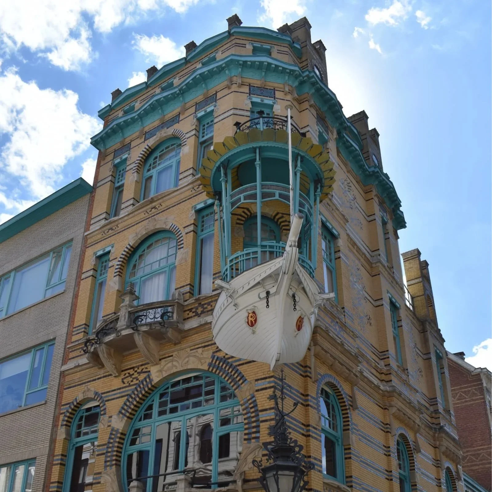 Het Bootje, a playful Art Nouveau balcony shaped like a boat.